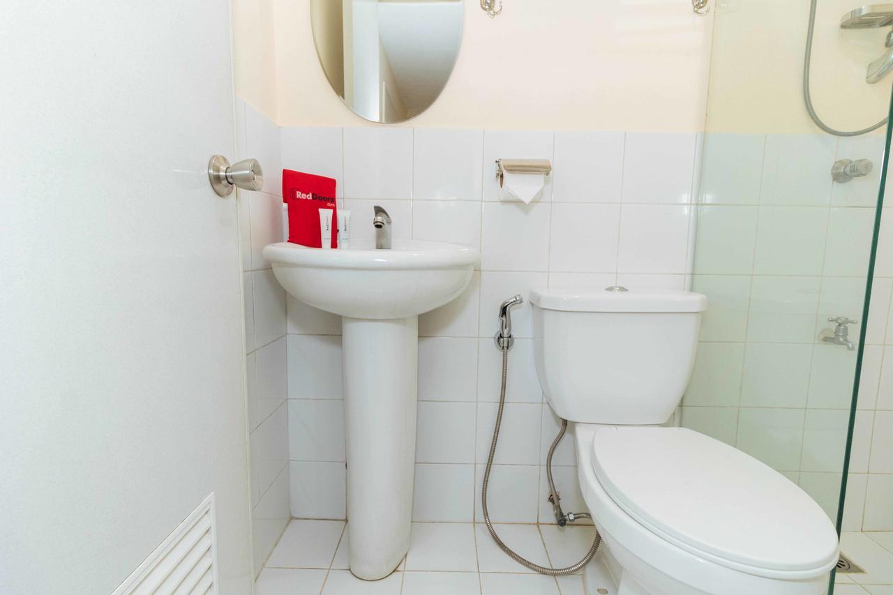 Reddoorz @ Amorsolo Makati Makati City Ngoại thất bức ảnh