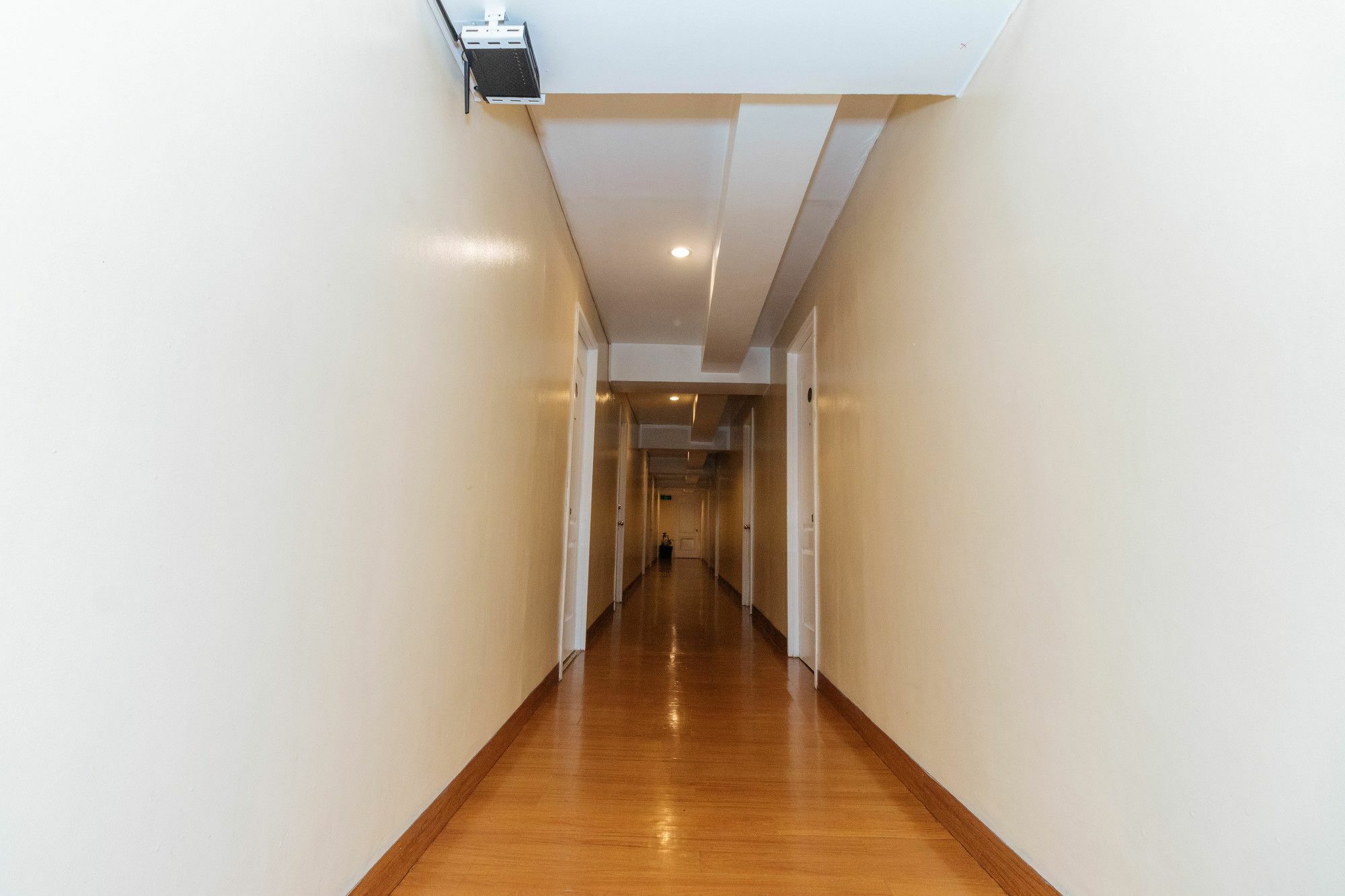 Reddoorz @ Amorsolo Makati Makati City Ngoại thất bức ảnh