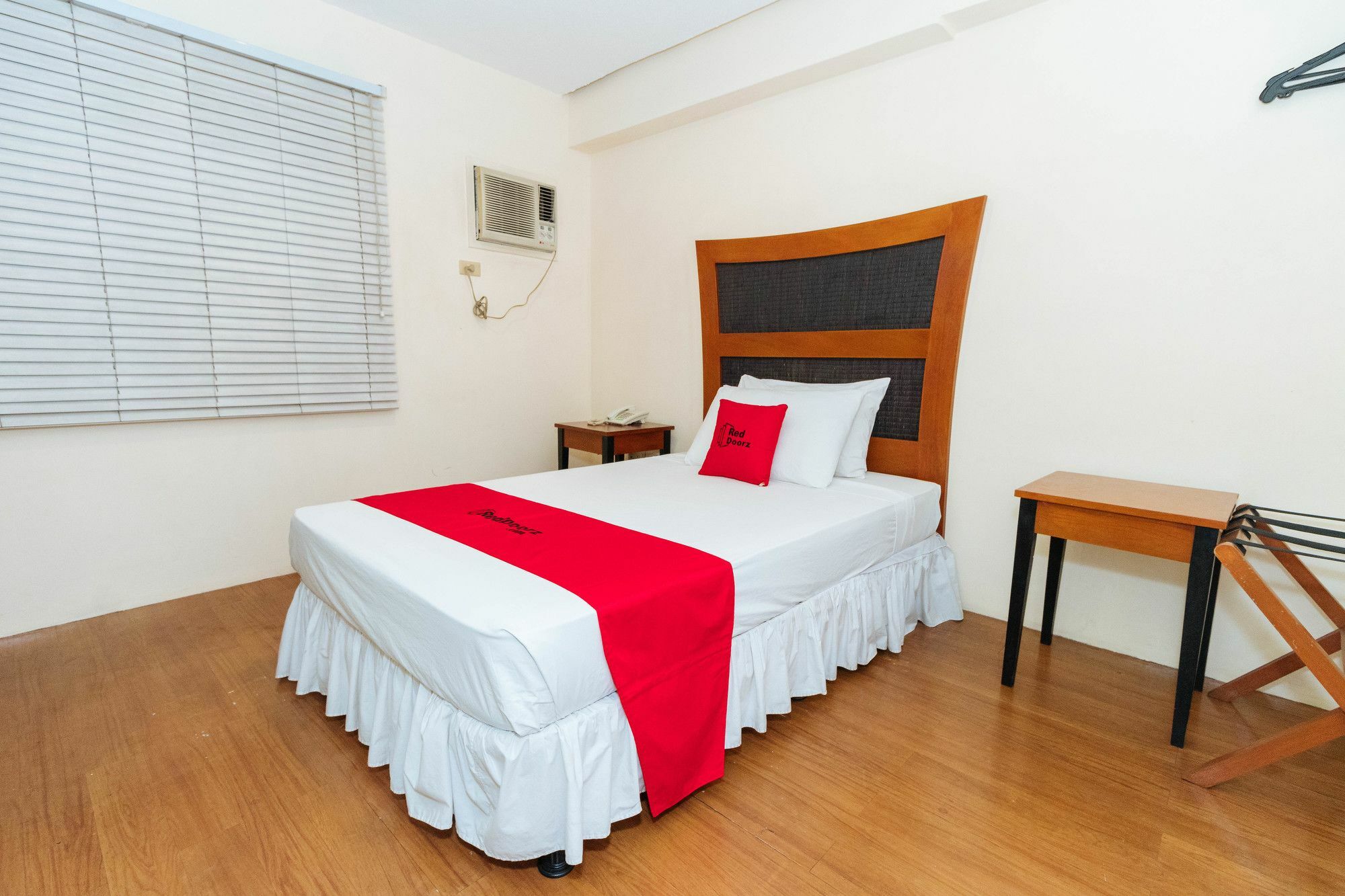 Reddoorz @ Amorsolo Makati Makati City Ngoại thất bức ảnh